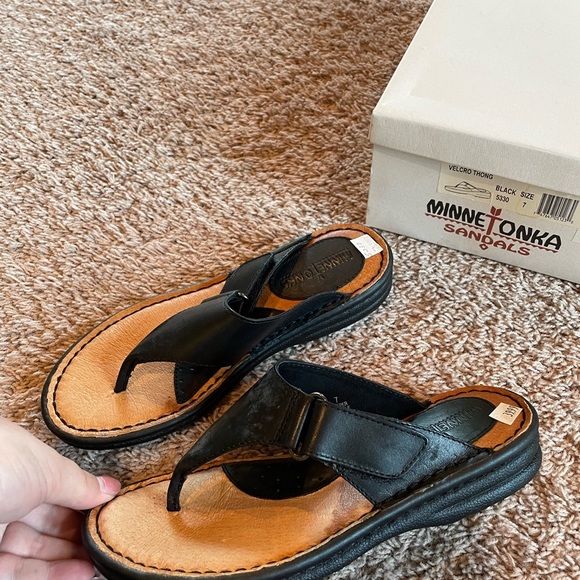 NWT Minnetonka Black Leather Thongs With Adjustable Strap NEW IN BOX - Picture 2 of 3
